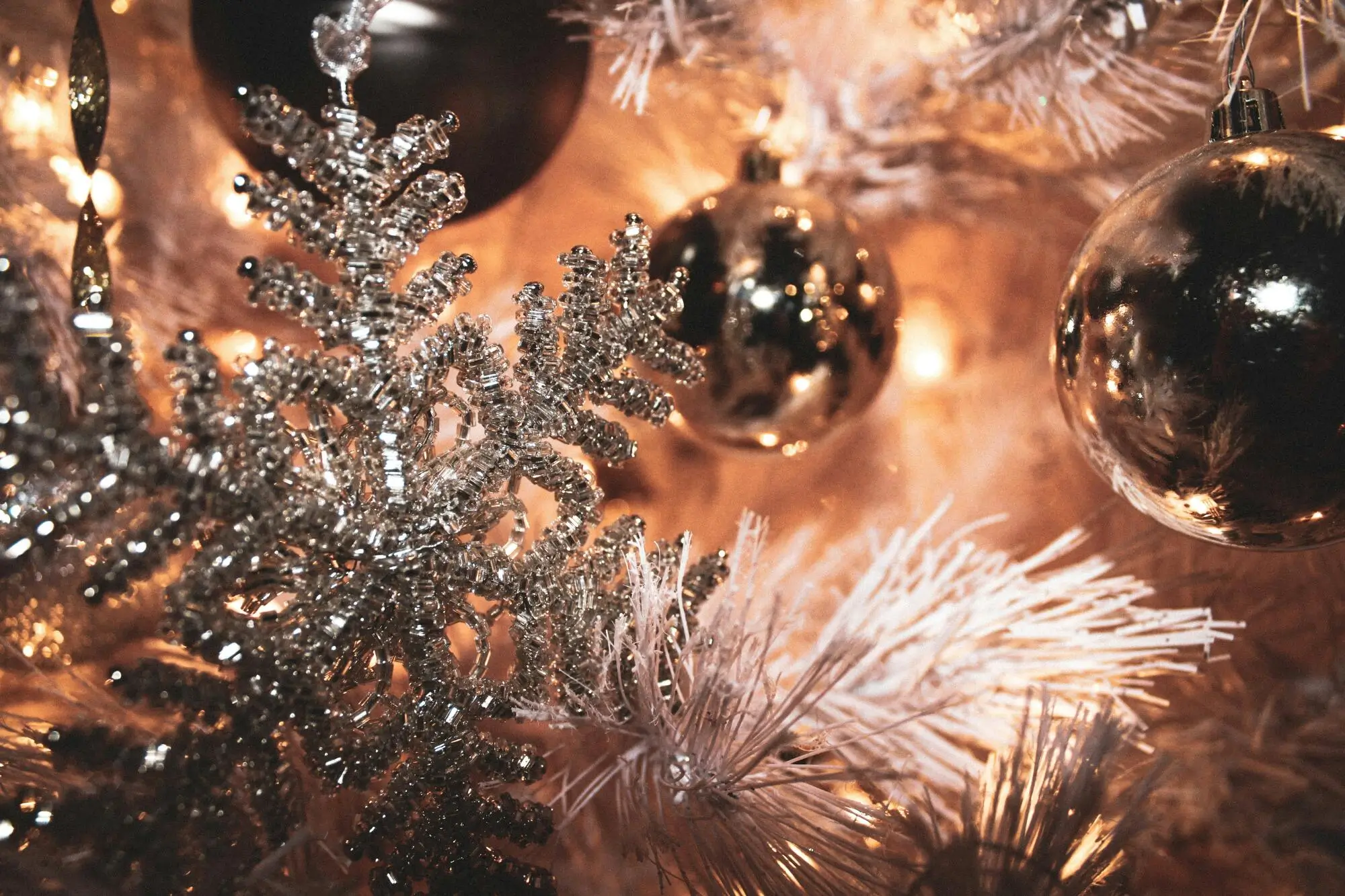 Chicago, IL, HOA Holiday Decorating: Tips for Festive Communities